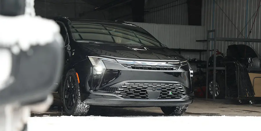 كرايسلر باسيفيكا 2027 فيس ليفت الجديدة تظهر في أول صور رسمية