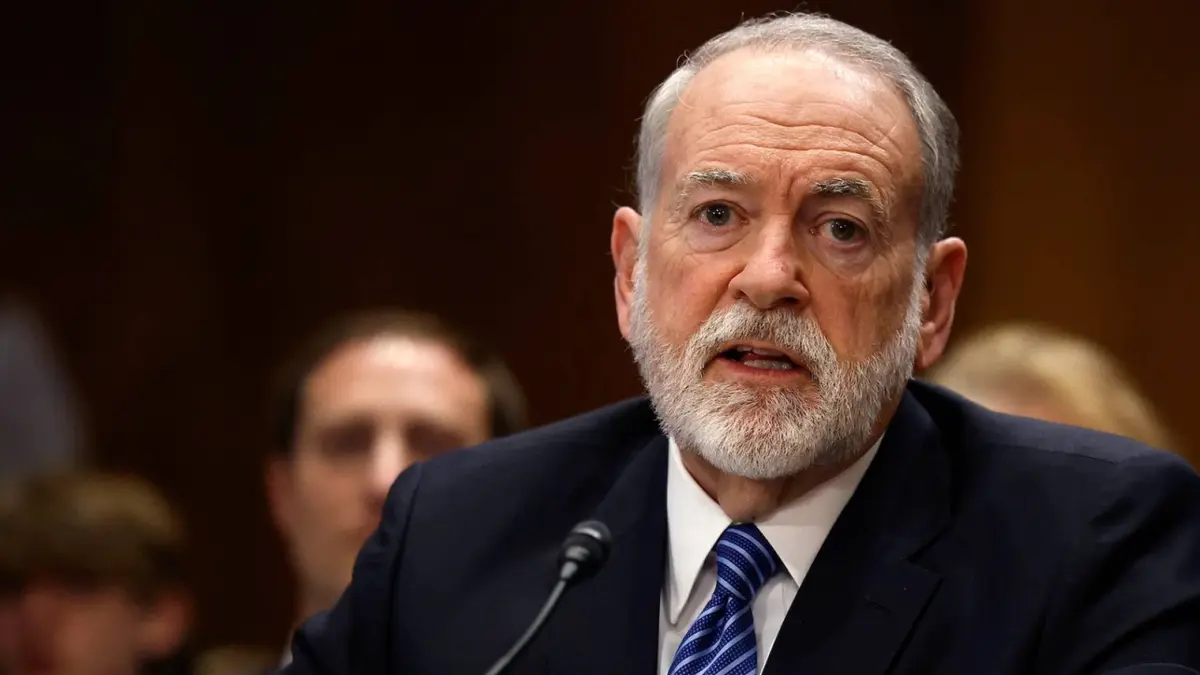 هاكابي يتراجع عن تصريحات "أرض الميعاد" ويتهم تاكر كارلسون بالتزوير