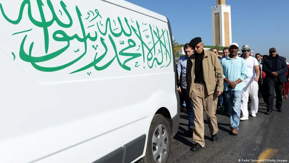 حكومة المغرب تتراجع عن منع "الشهادتين" على سيارات نقل الموتى