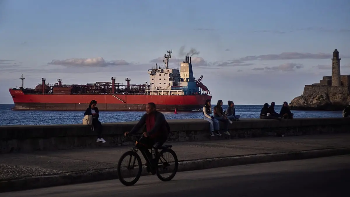 دعوة إلى "تغيير جذري".. الولايات المتحدة تخفف الحظر النفطي عن كوبا