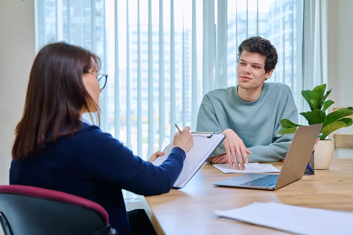 ليست جلسة «فضفضة».. كيف تحول سؤال المغادرة المحرج إلى نقطة قوة في مقابلة العمل؟