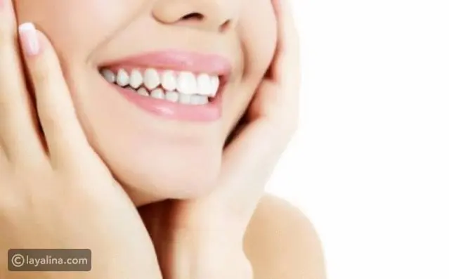 تعرف على طرق مضمونة لتبييض الأسنان بأساليب طبيعية