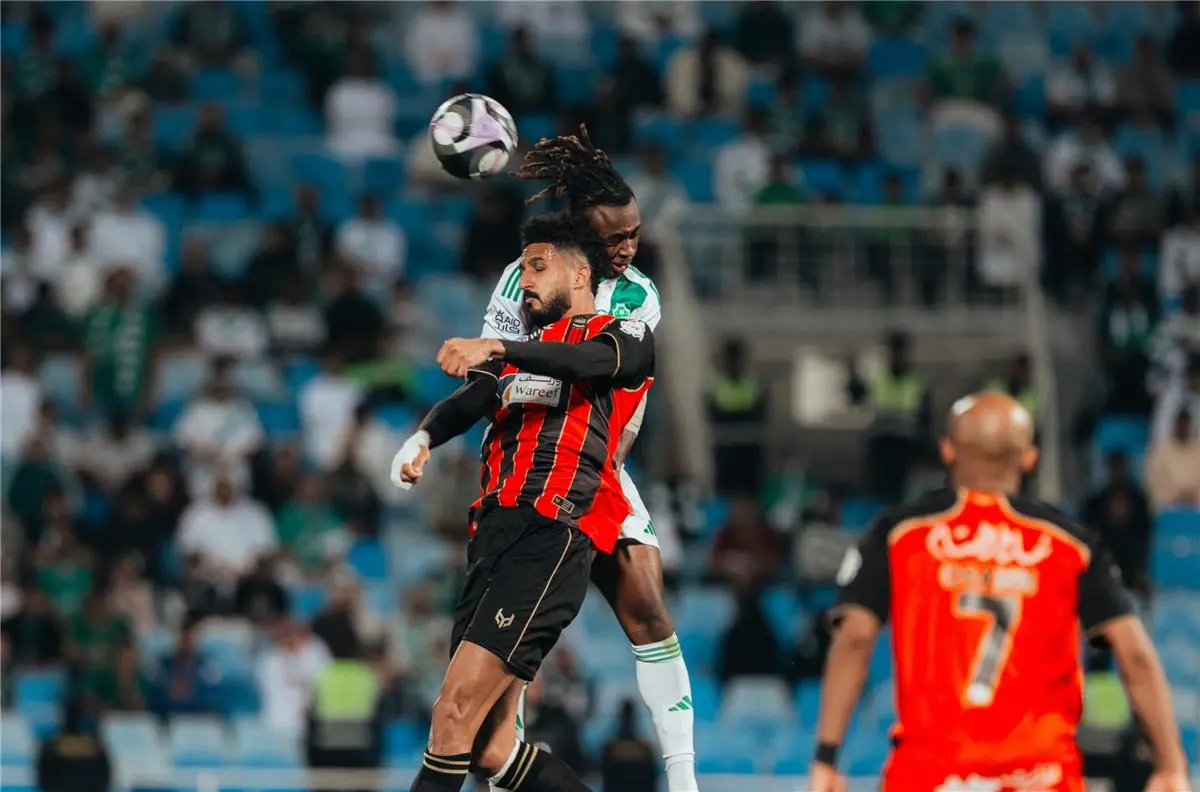 الأهلي يخطف فوزًا صعبًا من الرياض ويتصدر الدوري السعودي