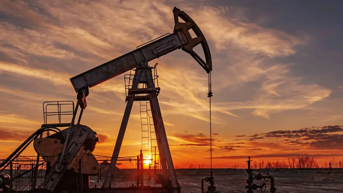 أسعار النفط تتراجع 1% مع قفزة كبيرة في المخزونات الأمريكية