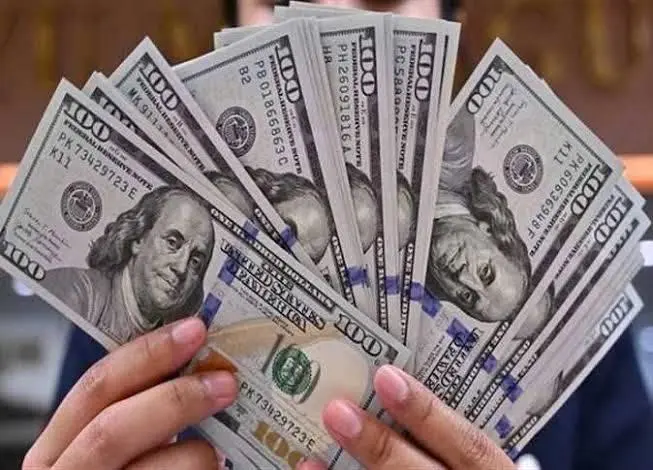 الدولار يكسر حاجز 48 جنيهاً.. تحركات مفاجئة في سوق الصرف بمصر