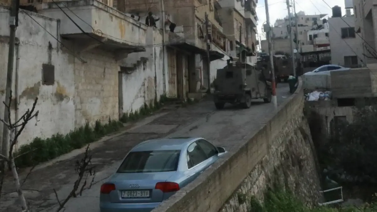 تمهيدا لهدمه.. الاحتلال يقتحم نابلس ويأخذ مقاسات منزل الشهيد محمود العقاد