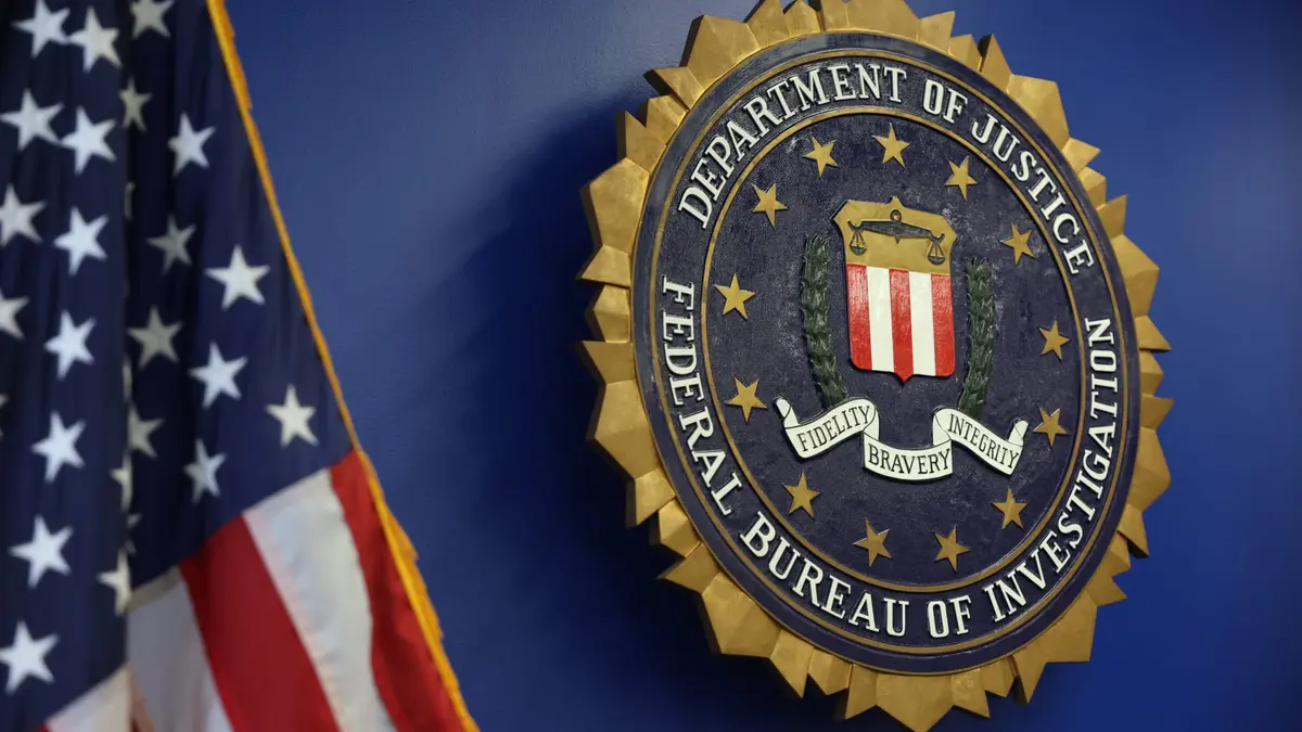 مدير FBI يُقيل موظفين مرتبطين بالتحقيق في قضية "سوء تعامل ترامب مع الوثائق السرية".. ما القصة؟