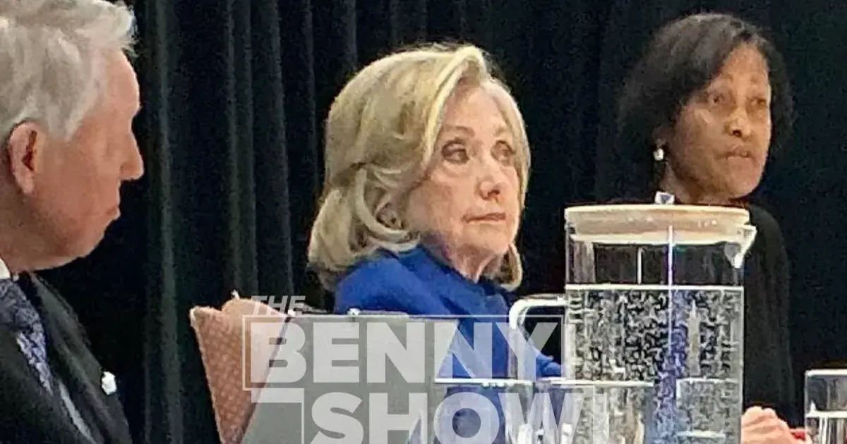 قضية إبستين.. صورة مسربة تُوقف مؤقتاً جلسة كلينتون أمام لجنة الرقابة