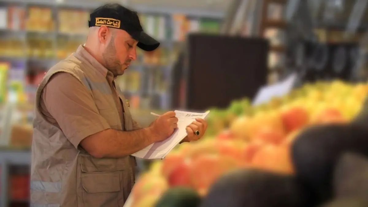 ضبط الأسواق في غزة.. مباحث التموين تتلف أغذية فاسدة وتحيل تجارا للمساءلة