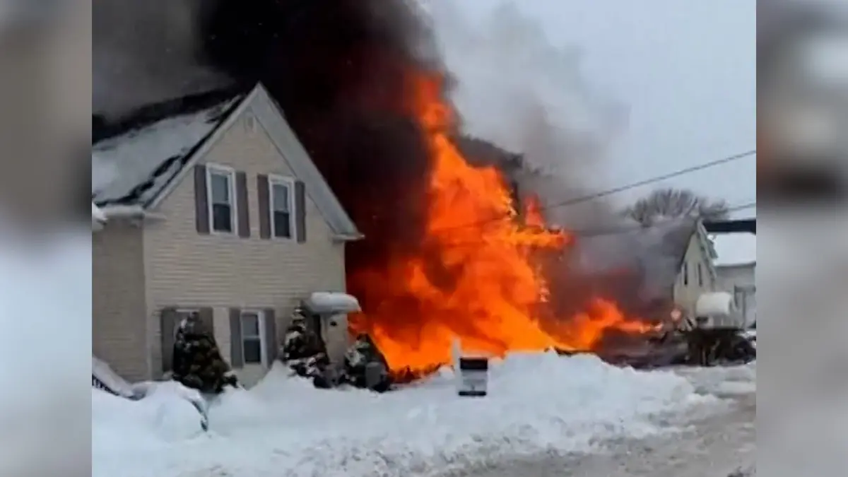 شاهد.. لحظة التهام النيران لمنزل في أمريكا بعد انفجار