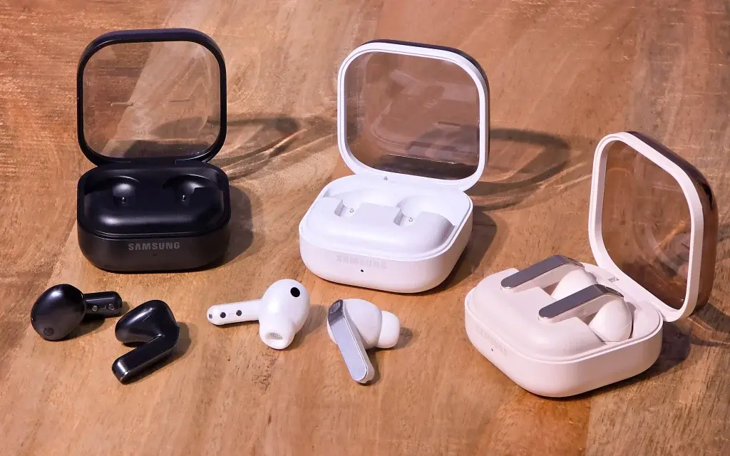 سماعات Galaxy Buds4 و Buds4 Pro تنطلق رسمياً من سامسونج - سوالف سوفت