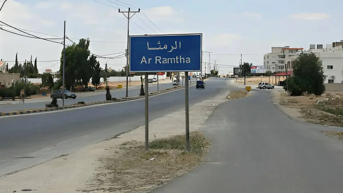 كميرات مراقبة توثق تدهور مركبة وانقلابها في إربد - فيديو