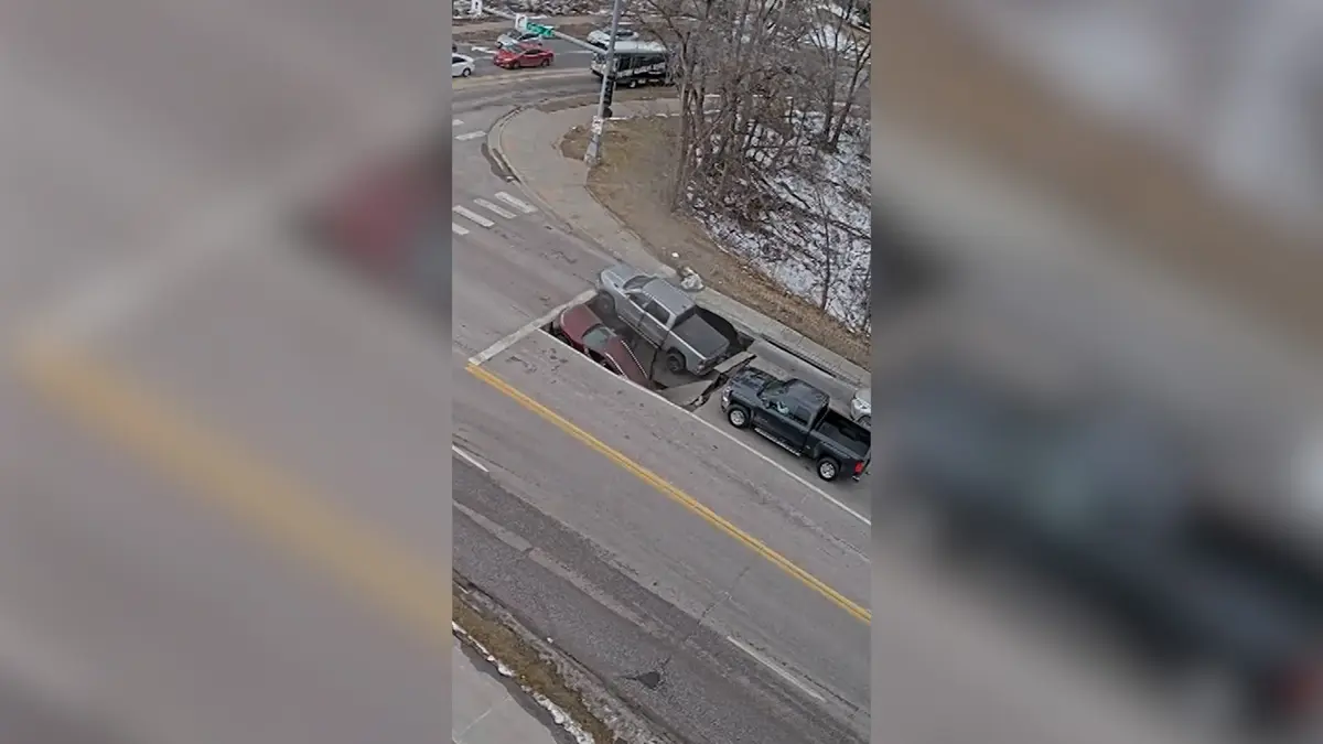 لحظة مرعبة.. حفرة تبتلع مركبتين متوقفتين عند إشارة مرور