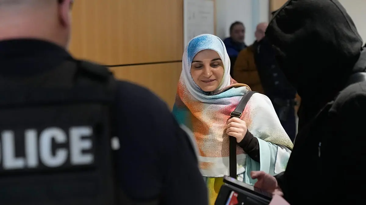 بتهمة "تمجيد الإرهاب".. محكمة فرنسية تحكم على الإيرانية إسفندياري بالسجن عاما نافذا