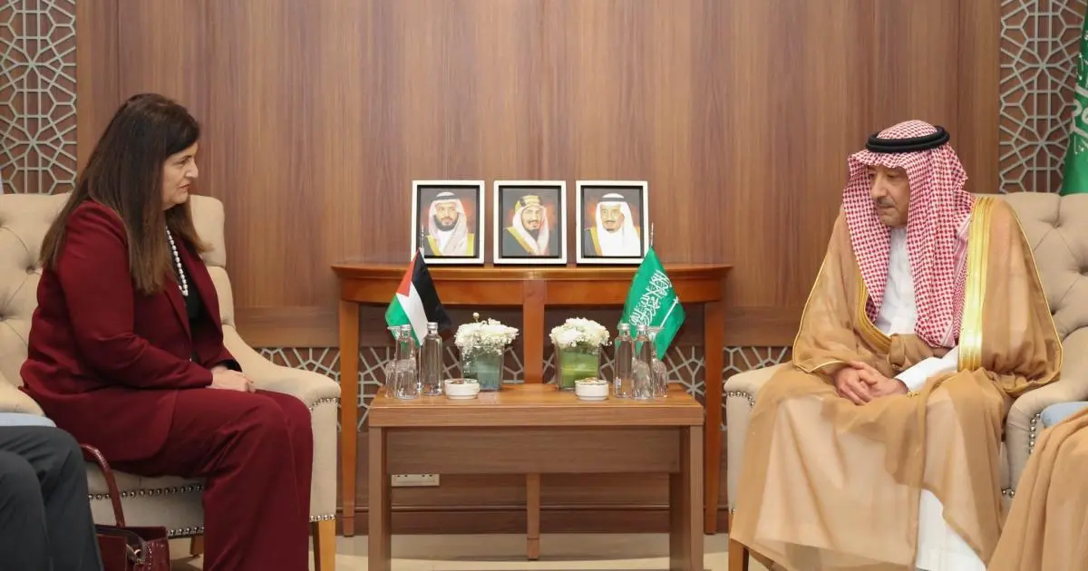 الخريجي يبحث مع وزيرة خارجية فلسطين الأوضاع في غزة