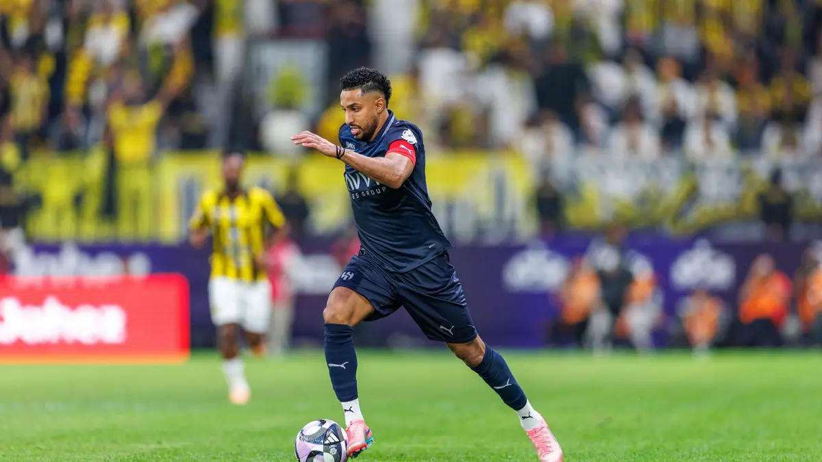 بالفيديو.. لماذا رفض سالم الدوسري ارتداء شارة الهلال في الديربي؟