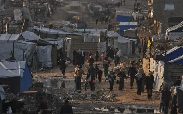 قرار إسرائيل بإنهاء عمل 37 منظمة إغاثة في غزة يفاقم معاناة الفلسطينيين