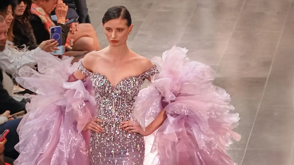 منال عجاج.. أوّل مصمّمة سوريّة تعرض في أسبوع الأزياء الراقية في باريس