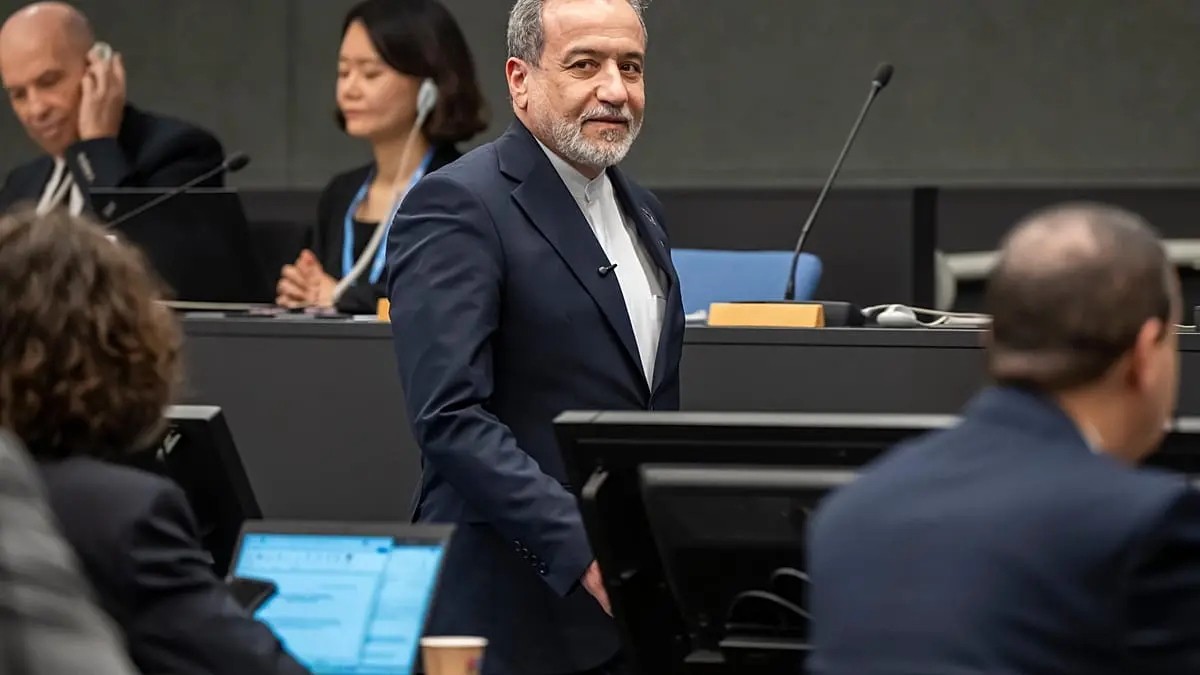 عراقجي يؤكد تقدّم المفاوضات مع واشنطن.. وترامب يبحث الخيارات العسكرية ضد إيران