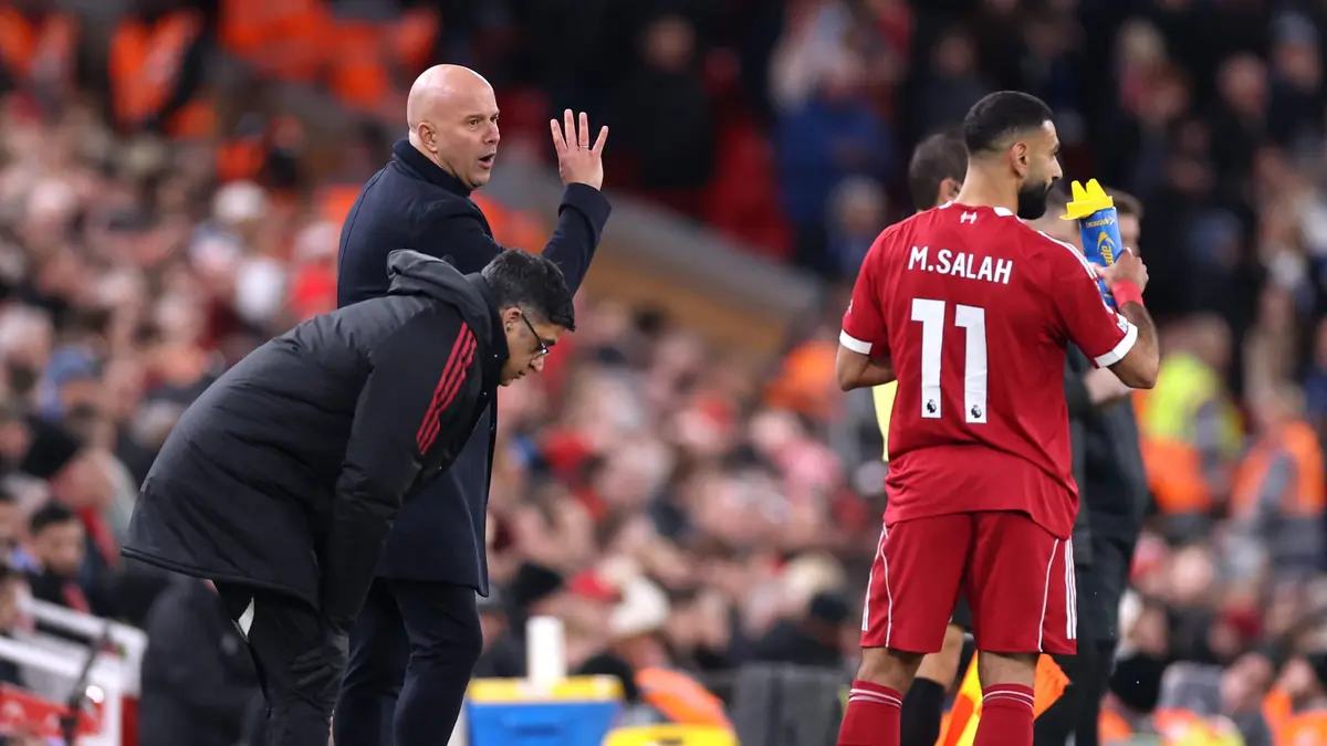 "ليس هو الوحيد".. سلوت يدافع عن صلاح بعد صيامه عن التهديف