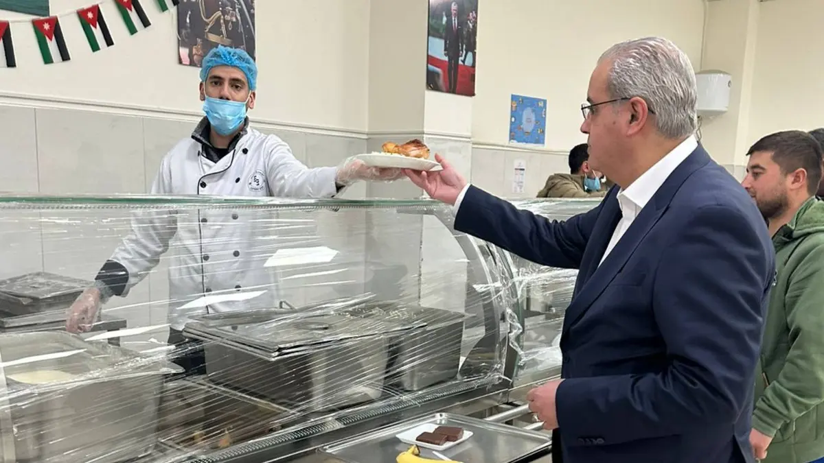 وزير الصحة يشارك كوادر "البشير" إفطار رمضان في زيارة مفاجئة للكفتيريا