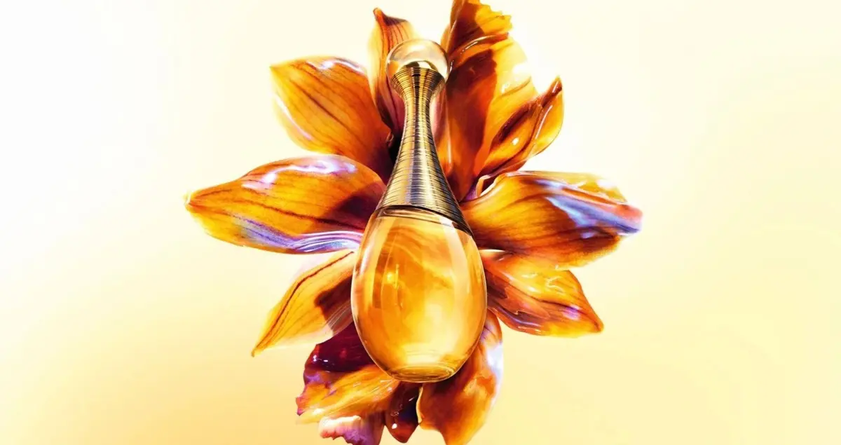 J’adore Intense: عطر جديد يجسّد الأنوثة بروح Rihanna الجريئة