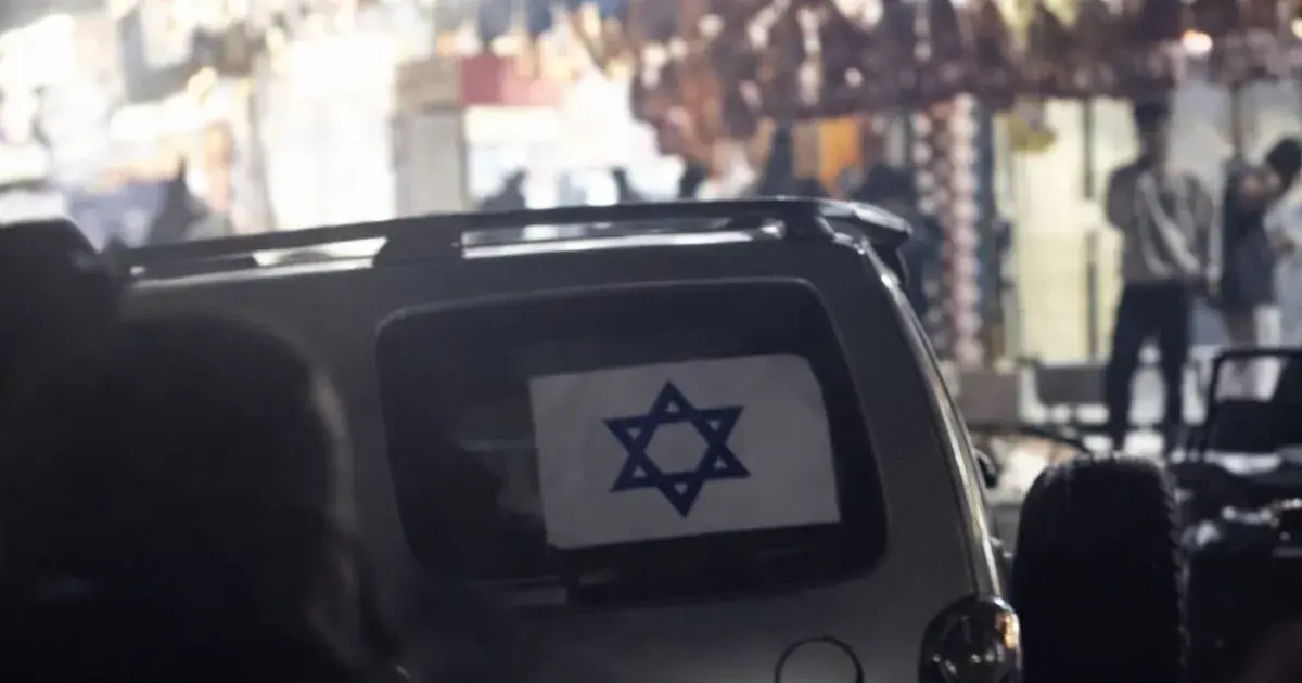 إصابة 3 وتوقيف السائق.. سيارة تحمل علم إسرائيل تشعل أزمة في الجيزة