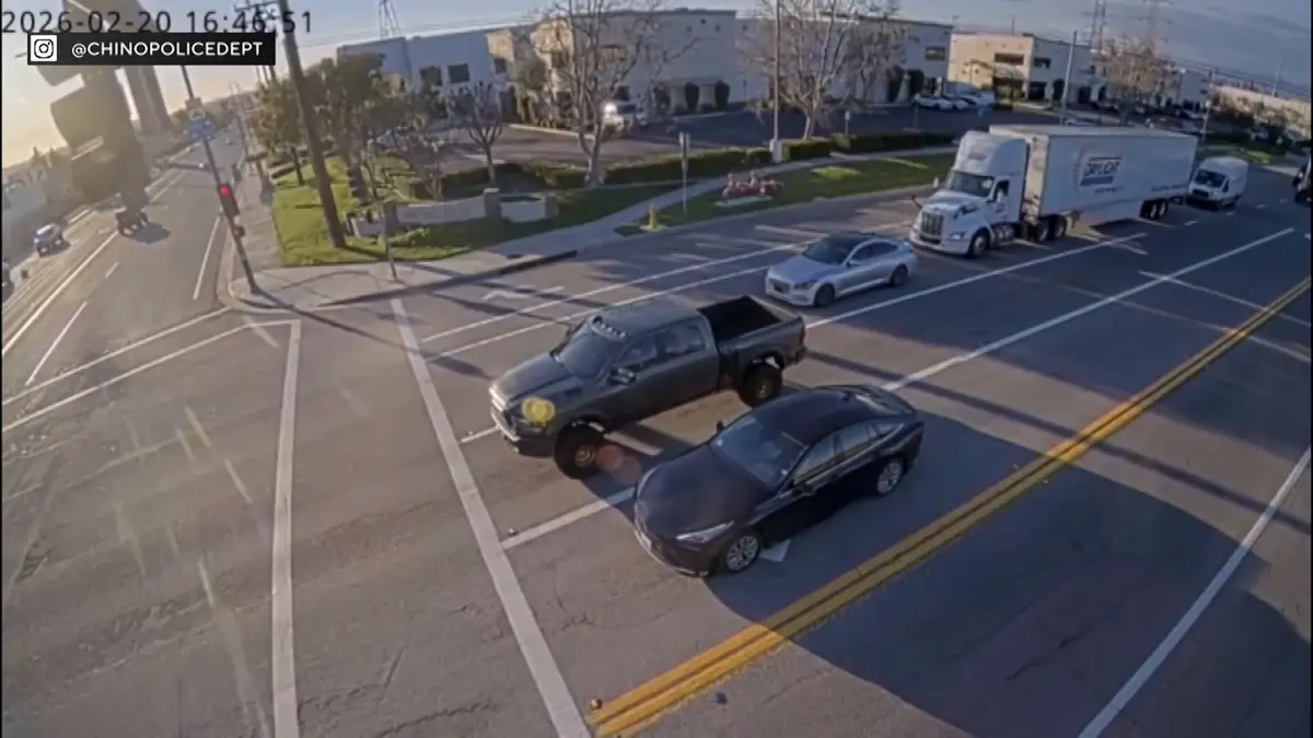 هجوم جريء في وضح النهار.. سرقة شاحنة أمام السائقين في شارع بكاليفورنيا