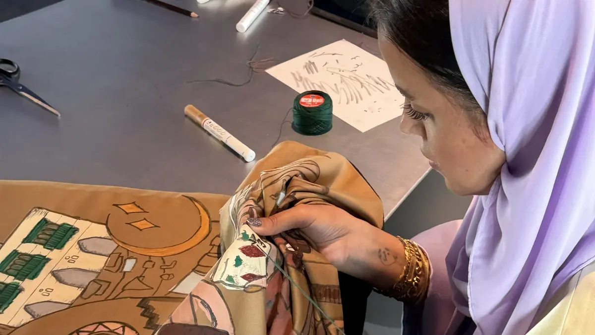 عباءة سعودية تُحوّل تراث المملكة إلى لوحة فنية خلال رمضان