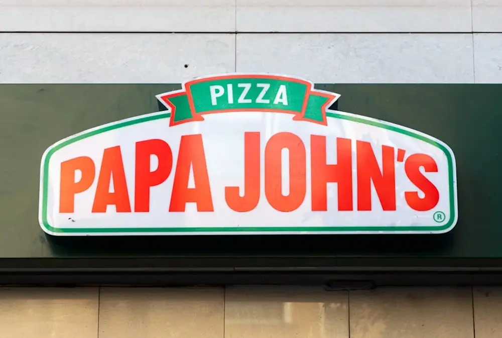 «بابا جونز» تغلق مئات الفروع وتسرح موظفين لمواجهة خريف الاستهلاك الأمريكي