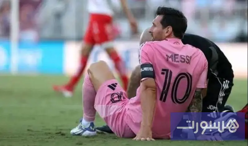 مشجع يسقط ميسي أرضا بمباراة ودية - هسبورت