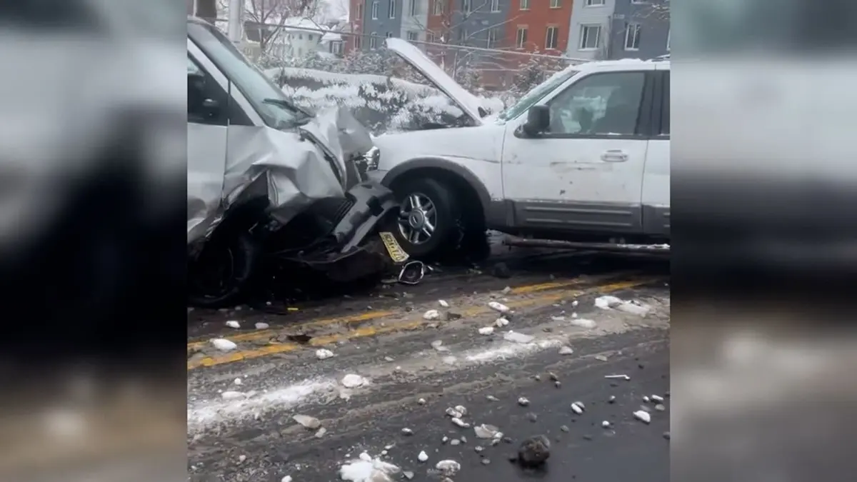 مطاردة من قبل ICE تؤدي إلى حادث تصادم متعدد المركبات بأمريكا