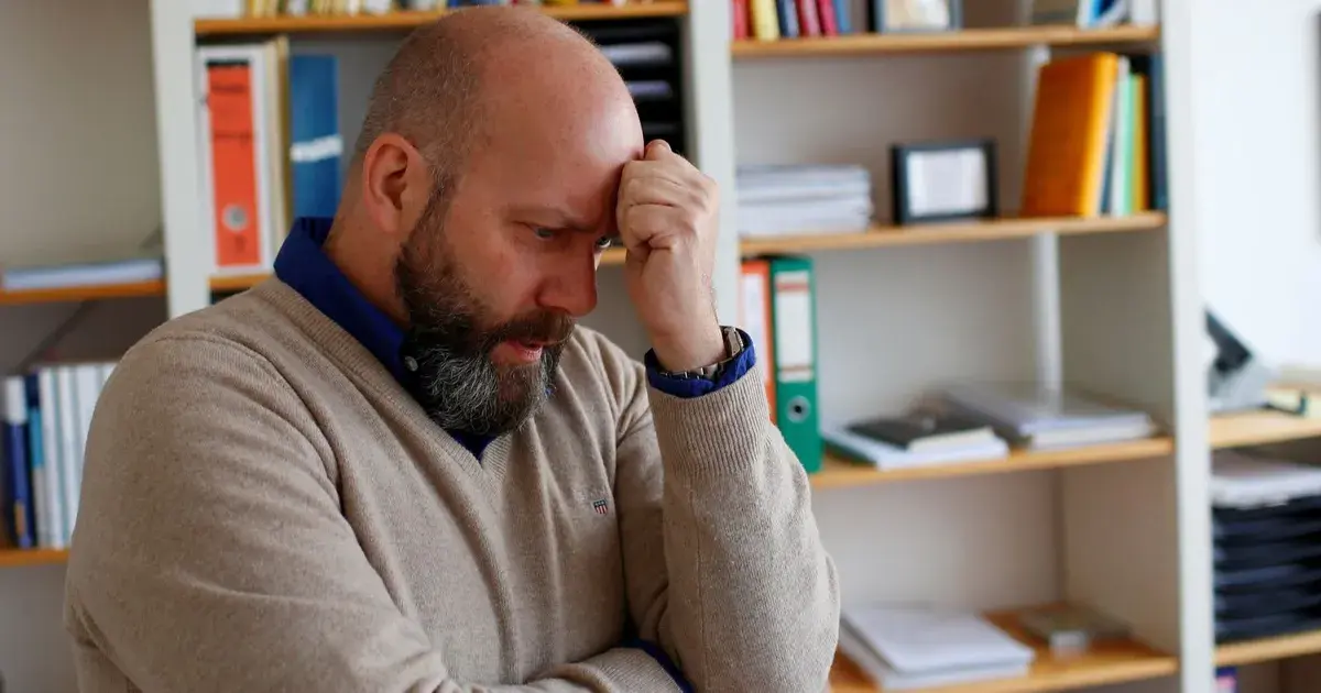 هل الشيب سببه الوراثة أم التوتر؟.. التفسير العلمي الكامل