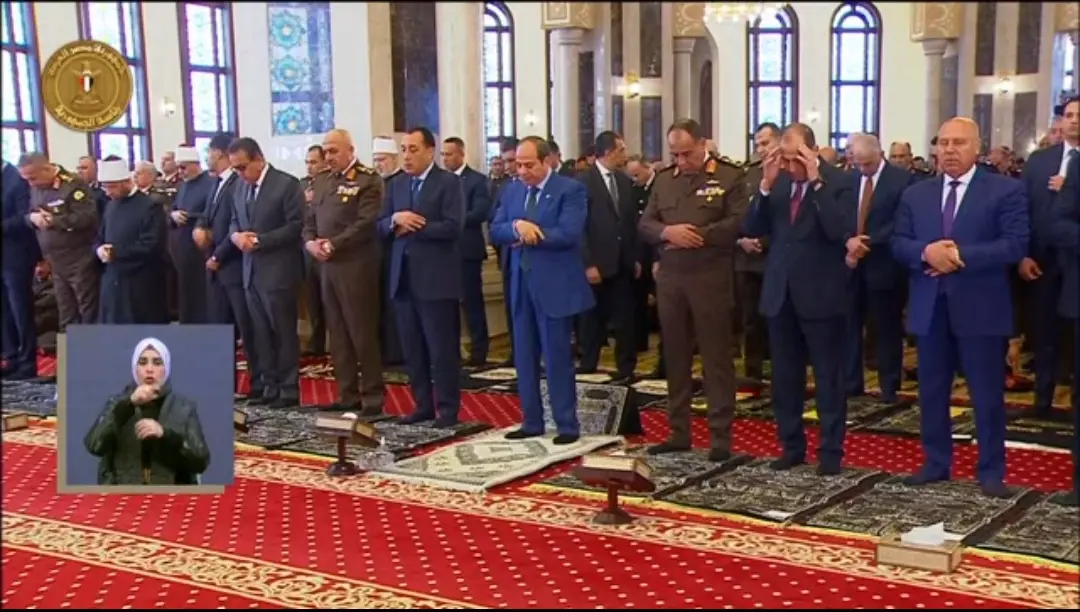 الرئيس السيسى يؤدى صلاة الجمعة بمسجد المشير طنطاوى - أموال الغد