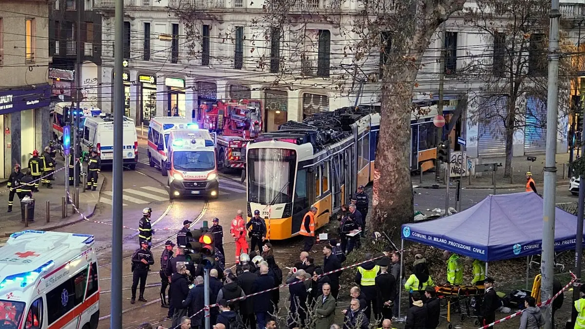 إيطاليا: قتيلان و40 مصابا في انحراف ترام بميلانو