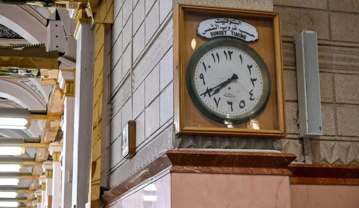 ساعة المسجد النبوي التراثية تروي قصة التوقيت الزوالي لأكثر من 80 عاماً