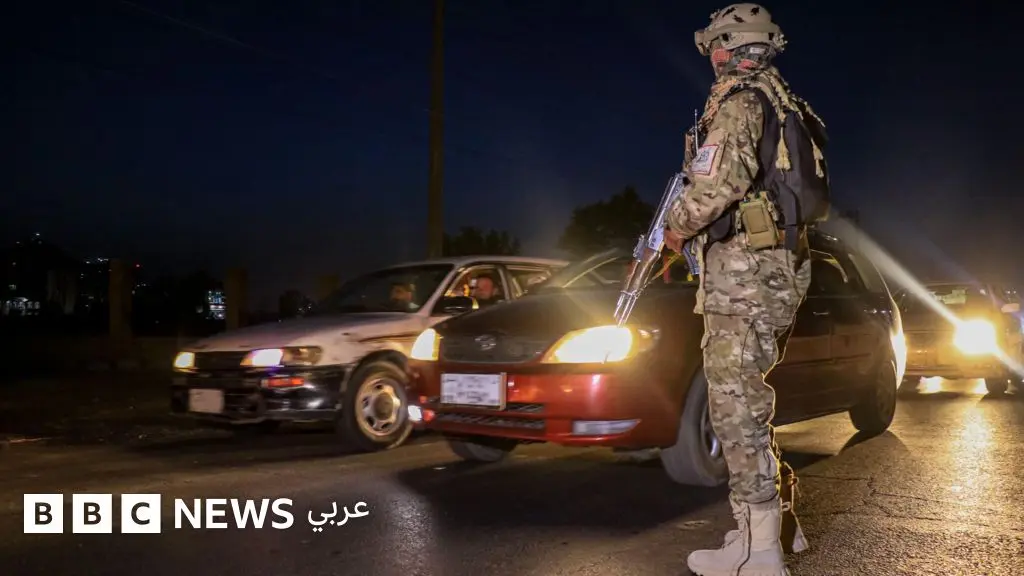 أفغانستان تعلن مهاجمة مواقع باكستانية "رداً على غارات دامية"، وإسلام آباد تنفي خسائرها - BBC News عربي