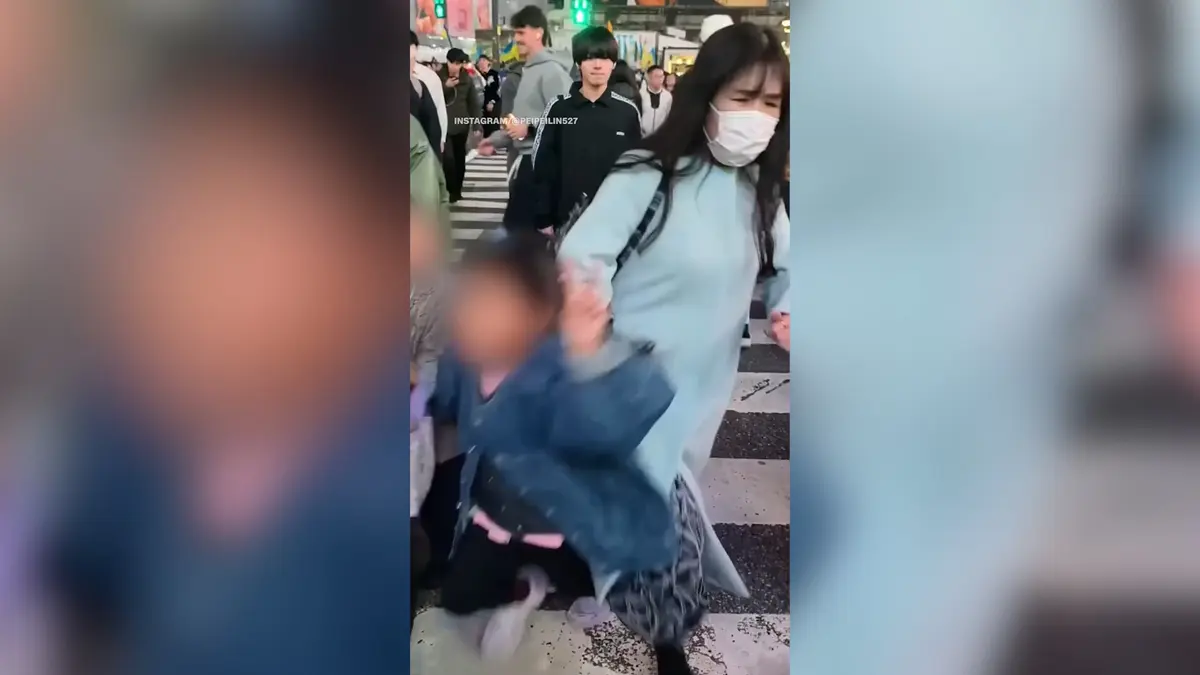 فيديو لامرأة تدفع طفلة في شوارع طوكيو يشعل غضبًا واسعًا على الإنترنت