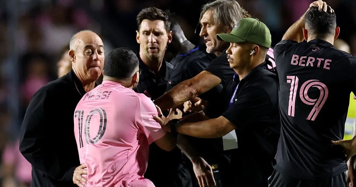 شاهد.. ميسي يسقط أرضاً بعد اقتحام مشجع الملعب في بورتوريكو