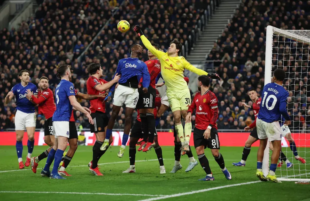 كيف أظهر سين لامينز ثباتاً وقوة في مباريات مانشستر يونايتد الصعبة؟