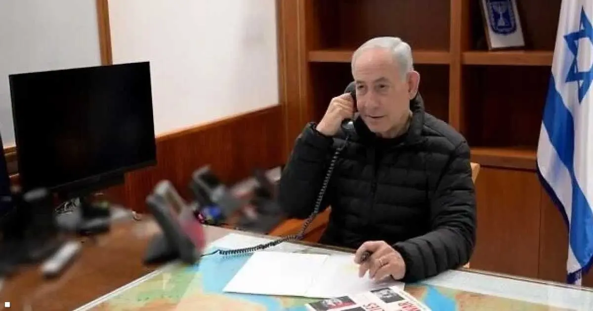 خريطة وكتاب.. صورة نتنياهو الوحيدة منذ الحرب تثير التساؤل