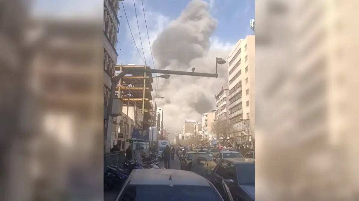 الدخان يغطي إيران.. وغموض حول مصير كبار القادة