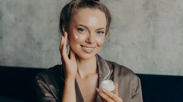 زهرة الخليج - استيقظي ببشرة متوهجة.. أفضل أقنعة النوم لفصل الشتاء