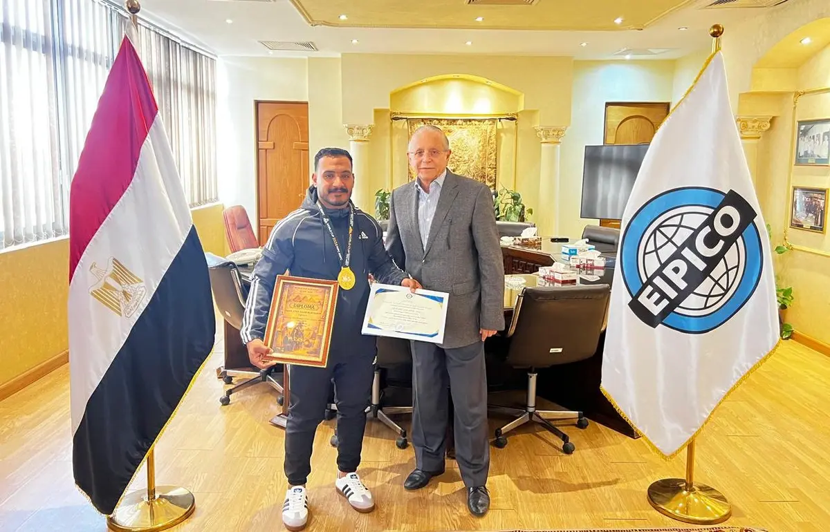 الدكتور أحمد كيلاني يكرم ابن «إيبيكو» البطل سعد عاطف بعد تتويجه بذهبية بطولة العالم للقوة البدنية