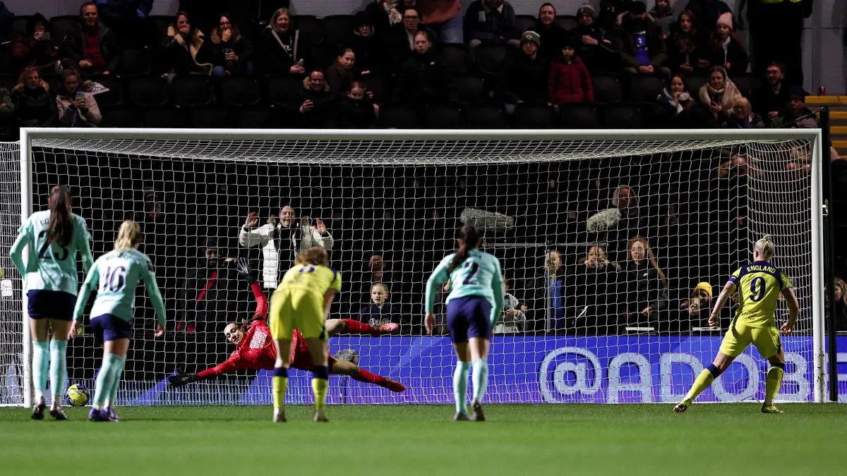 كاميرات خلف ثقوب الأبواب.. مدافعة سويسرية تكشف أكبر فضيحة تجسس على اللاعبات