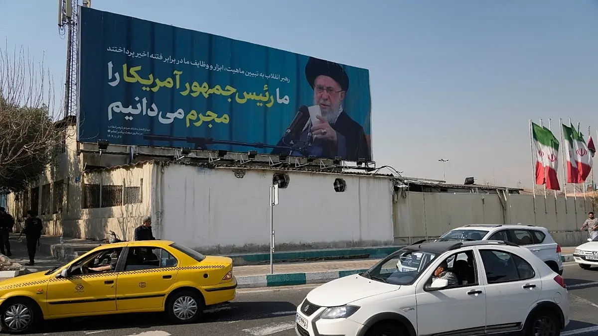 "خامنئي في موقع آمن".. صواريخ تخترق قلب طهران ومسؤولون إسرائيليون يؤكدون: استهدفنا المرشد الأعلى