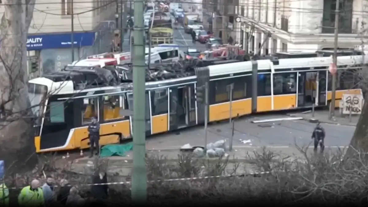 خروج ترام عن مساره يقتل شخصين ويصيب العشرات في ميلانو