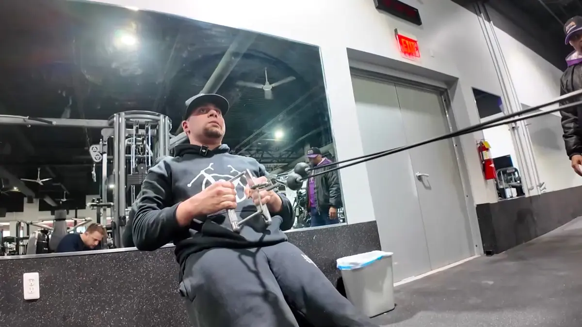 الشلل الدماغي لم يوقفه.. شاب يصنع المستحيل في كمال الأجسام