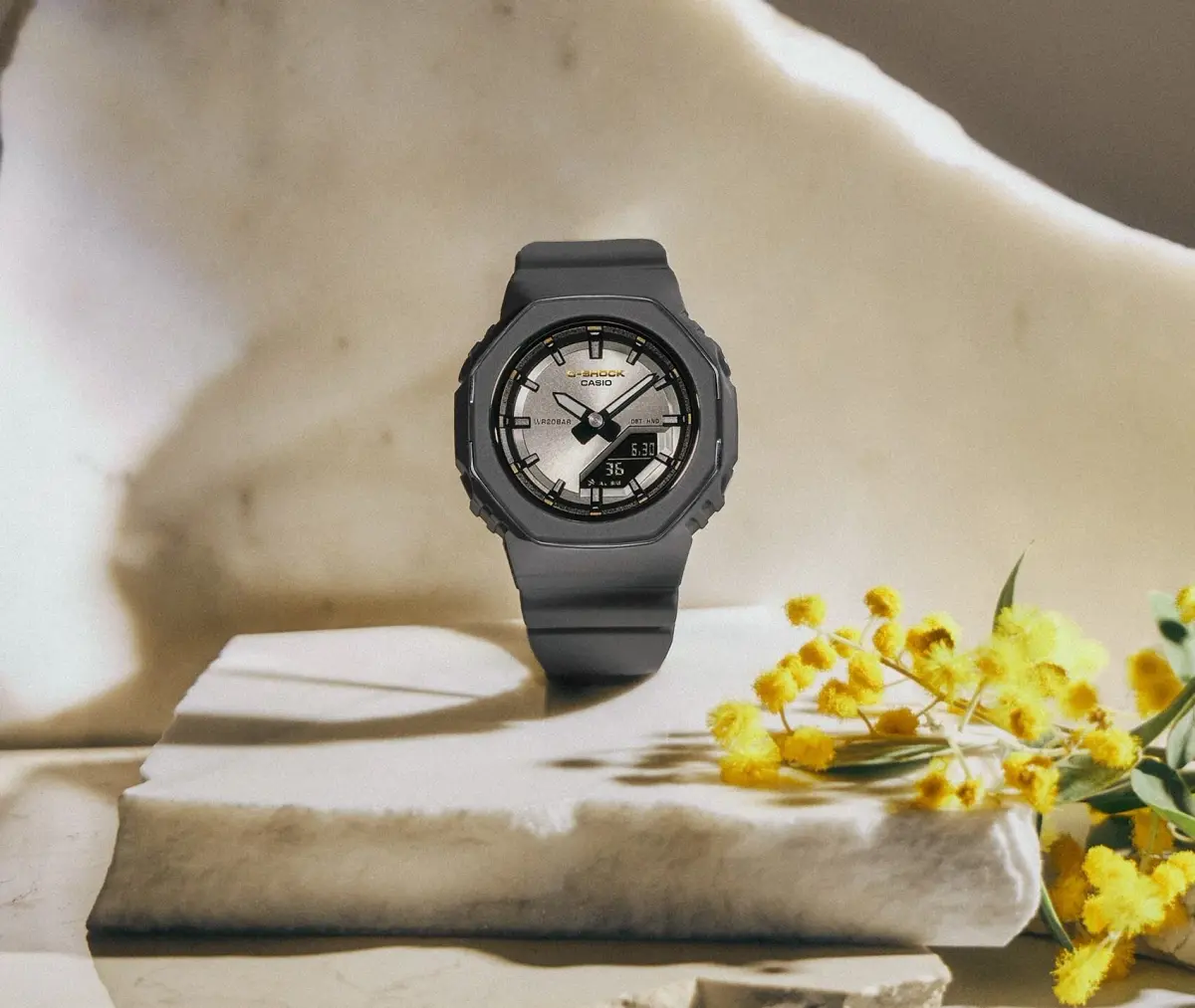 ساعة كاسيو G-Shock GMA-P2126W-8A بتصميم أحادي بسيط مع لمسات ذهبية