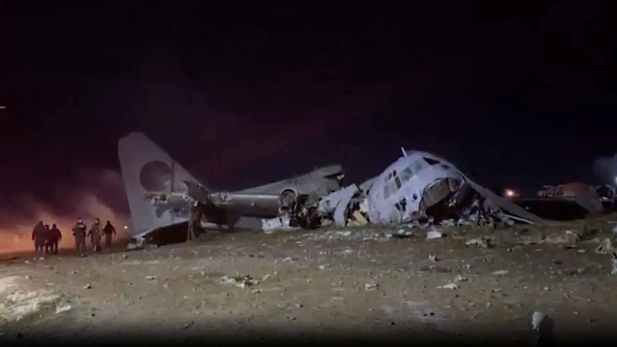 تحطم طائرة بوليفية تحمل أوراقًا نقدية.. ومشاهد لأشخاص يحاولون جمعها